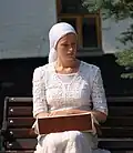Eine orthodoxe Pilgerin in ihrer traditionellen Kleidung