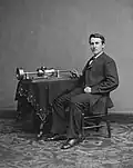 Edison mit seinem Phonographen, mit dem er Stimmen aufzeichnen konnte