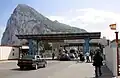 Die Grenze zwischen Spanien und Gibraltar, dahinter der hohe Felsen