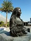 In Abu Dhabi steht diese Statue.