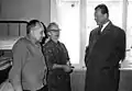 Diese Leute sind aus der DDR geflohen. Der West-Berliner Bürgermeister Willy Brandt begrüßt sie im Flüchtlingsheim.