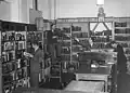Ein Foto aus dem Jahr 1952: Hier wird in einer Bibliothek am Deutschen Wörterbuch von Grimm gearbeitet.