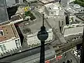 Ein Blick vom Turm, mit dem Schatten des Turms