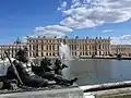 Am Wasserbecken im Garten gibt es Statuen aus Bronze. Jede Figur stellt einen Fluss dar, hier etwa die Seine.