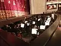 In Opernhäusern gibt es oft einen Orchestergraben. Er liegt zwischen der Bühne und dem Zuschauerraum.