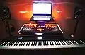 Das ist schon ein kleines Studio: Keyboard mit Mischpult und Laptop.