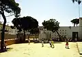 Auf einem Pausenhof in Spanien