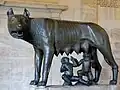 Die Wölfin mit den Zwillingen Romulus und Remus erinnert an die Legende von der Gründung der Stadt Rom.