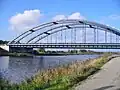 Die Eisenbahnbrücke bei Dyrotz führt über den Havelkanal. Dieser Kanal kommt aus der Havel und fließt wieder in sie hinein.