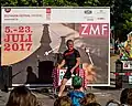 Ein Jongleur bei einem Kleinkunst-Festival, einem Treffen mit Publikum