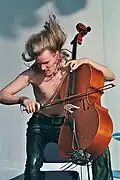 Perttu Kivilaakso spielt für eine Metal-Band aus Finnland.