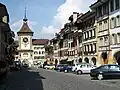 Die gelben Steine in den Mauern bestehen aus Kalk aus dem Jura