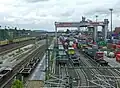 Auf Güterbahnhöfen werden Waggons nicht nur beladen und entladen, sondern auch zu neuen Zügen zusammengestellt.