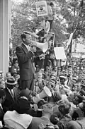 Vor etwa 60 Jahren: Der amerikanische Minister Robert F. Kennedy spricht mit einem Megaphon.