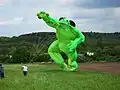 Ein riesiger Drachen, der wie ein Frosch aussieht