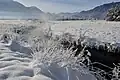 Das Murnauer Moos in Oberbayern: Raufreif und Schnee, der Fluss Ramsach ist frei.