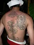 Ein Mann aus Thailand mit traditionellen Tattoos auf dem Rücken