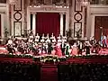 Das Wiener Hofburg Orchester erzeugt Schallwellen mit den Instrumenten.