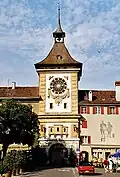 Die gelblichen Ecken dieses Stadttors sind aus jurassischen Kalksteinen gebaut.