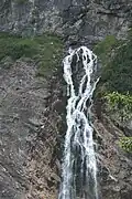 Manchmal findet Grundwasser seinen Weg durch einen Berg und wird zur Quelle.