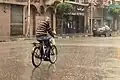 Fahrradfahrer in Kairo, im Regen