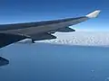 Der Flügel eines großen Flugzeugs, einer Boeing 747