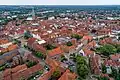 In der Innenstadt von Lüneburg, das in Niedersachsen liegt. Man sieht viele alte Häuser.