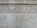 Ein Relief muss keine Bilder zeigen. Dies schmückt die Wand mit einem Muster.