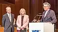 Der Mann rechts hat gerade das Bundesverdienstkreuz Deutschlands erhalten.