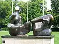 „Liegende“, von Henry Moore, modelliert um 1970.