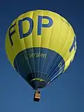Ein Heißluftballon, der Werbung für die FDP macht