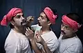 Schauspieler in Indien: Hier wird die Schminke für ein Theaterstück aufgetragen.