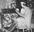 USA, 1922: Diese Dame nutzt die Zeitansage aus dem Radio, um die Uhr neu zustellen.