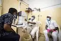 Untersuchung während der Corona-Zeit, in Kamerun