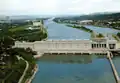 Eine Staumauer mit Wasserkraftwerk