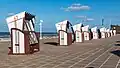 Strandkörbe an der Strandpromenade, wo die Urlauber gern spazieren