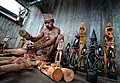 Ein Holzschnitzer des Volkes Asmat