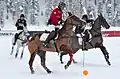 Polo, ein Ballspiel zu Pferd, im Schnee gespielt