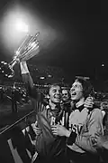 Spieler des Hamburger SV im Jahr 1977 mit dem Pokalsieger-Pokal