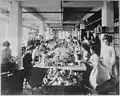 Eine Fabrik von damals, auch in den USA: Frauen bauen Puppen zusammen.
