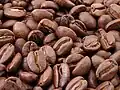 Auch Kaffee erntet man als Bohnen.