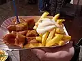 Currywurst und Pommes frites mit „Mayo“
