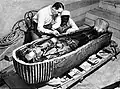 Howard Carter öffnet Tutanchamuns Sarg. Angeblich hat ein Fluch den Pharao geschützt.
