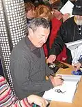 Nick Mason gibt Autogramme an Fans in Deutschland.