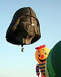 Ein Heißluftballon in der Form von Darth Vader aus Star Wars