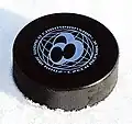 Beim Eishockey muss ein Puck ins Tor. Diese Scheibe ist 2,5 cm hoch und hat einen Durchmesser von 7,5 cm.