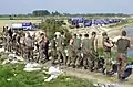 Soldaten helfen bei einem Hochwasser der Elbe.