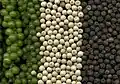 Grüner, weißer und schwarzer Pfeffer sind Beeren. Die Farbe hängt von der Erntezeit ab.