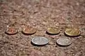 So sah das Geld in Deutschland früher aus: die D-Mark und Pfennige. Es gab auch noch ein 2-Mark- und ein 5-Mark-Stück.