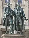 Die Freunde Goethe und Schiller haben vor dem Theater in Weimar ein gemeinsames Denkmal erhalten.
